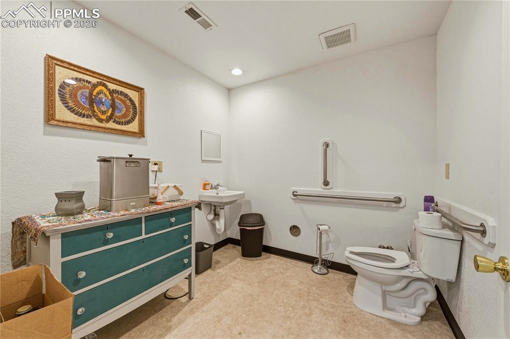 Image 23 of 49: Bathroom