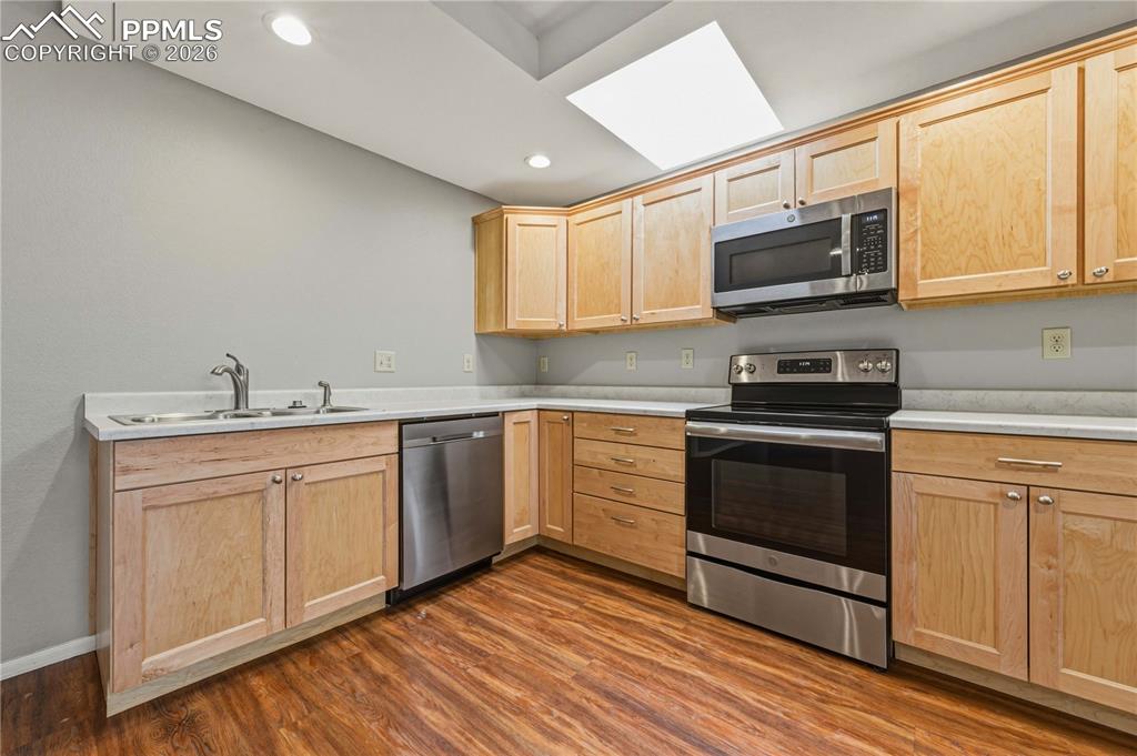 Image 34 of 49: Kitchen