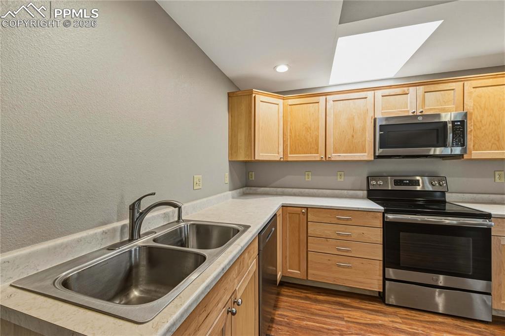 Image 35 of 49: Kitchen