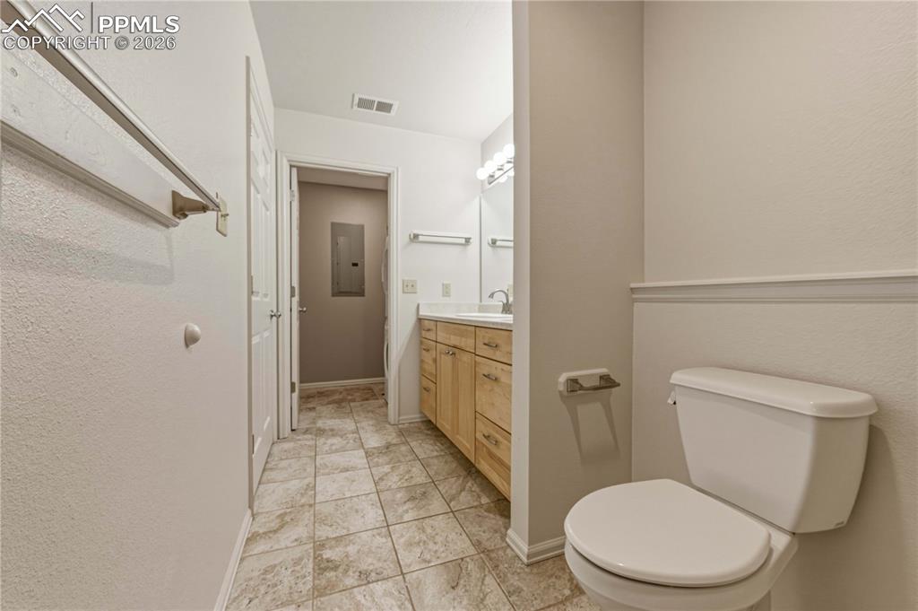 Image 45 of 49: Bathroom