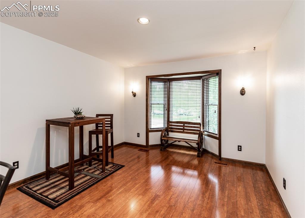 Image 17 of 37: Dining room