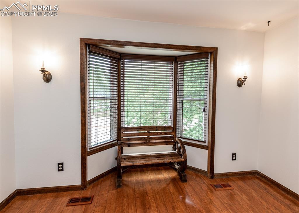 Image 19 of 37: Dining room bay window sitting feature