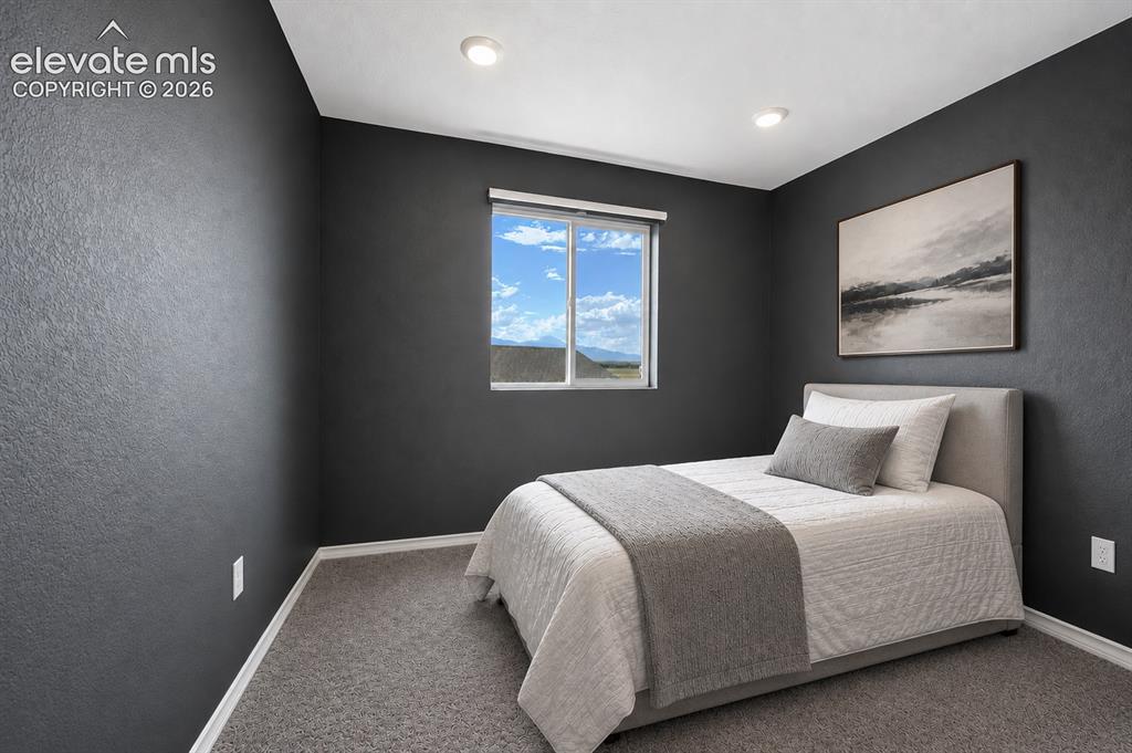 Image 19 of 28: Bedroom