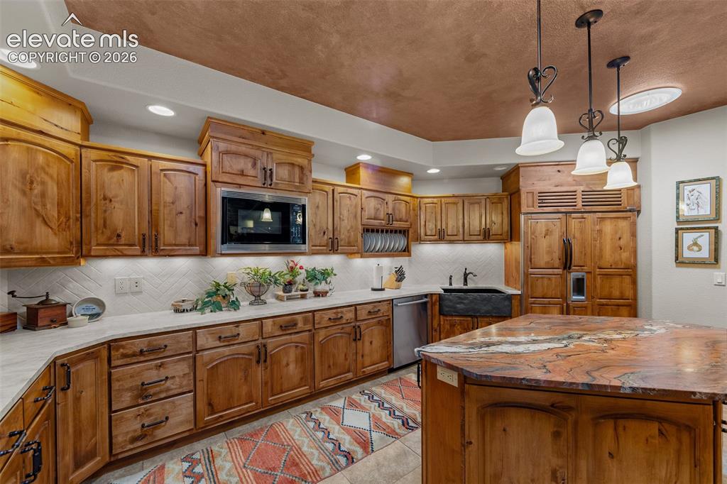 Image 12 of 41: Kitchen