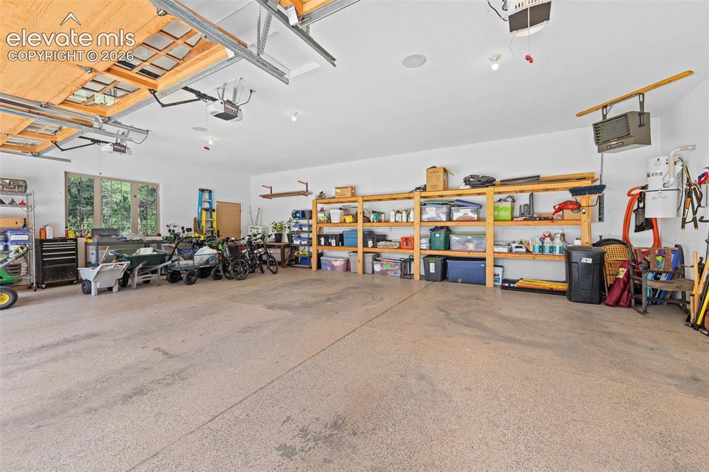 Image 17 of 41: Garage