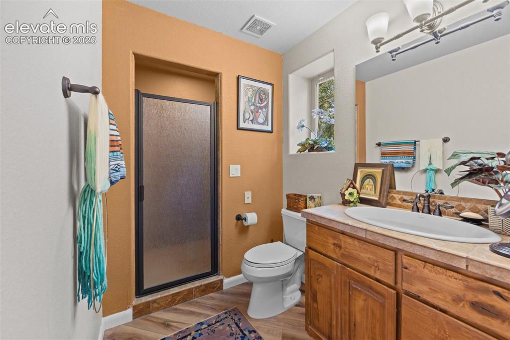 Image 35 of 41: Bathroom