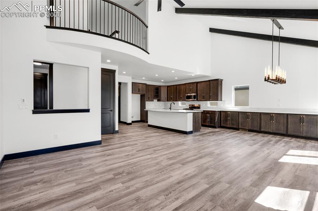 Image 10 of 24: Kitchen