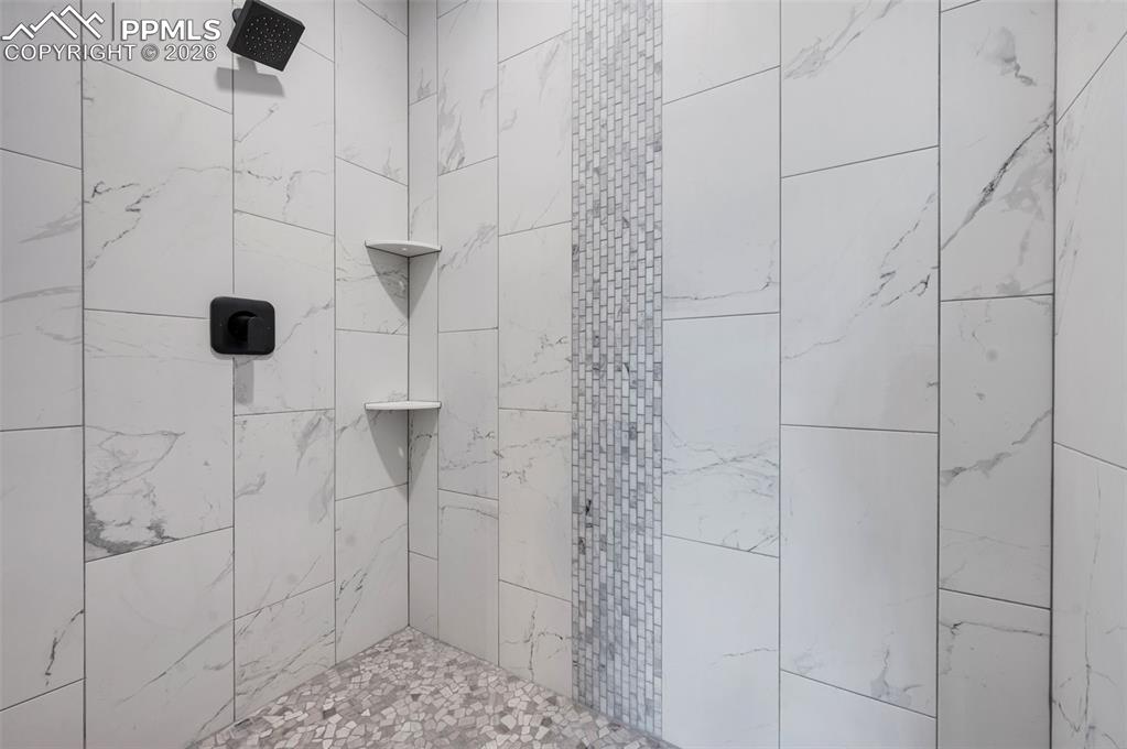 Image 16 of 24: Bathroom