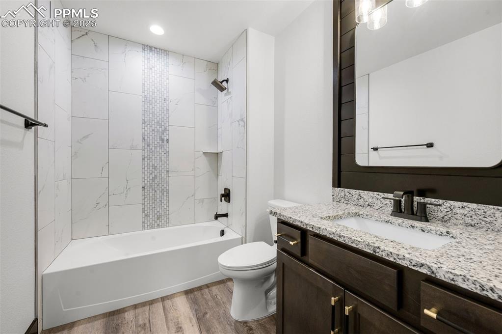 Image 18 of 24: Bathroom