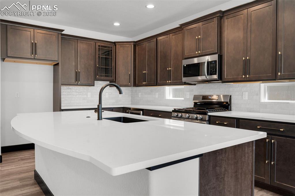 Image 7 of 24: Kitchen