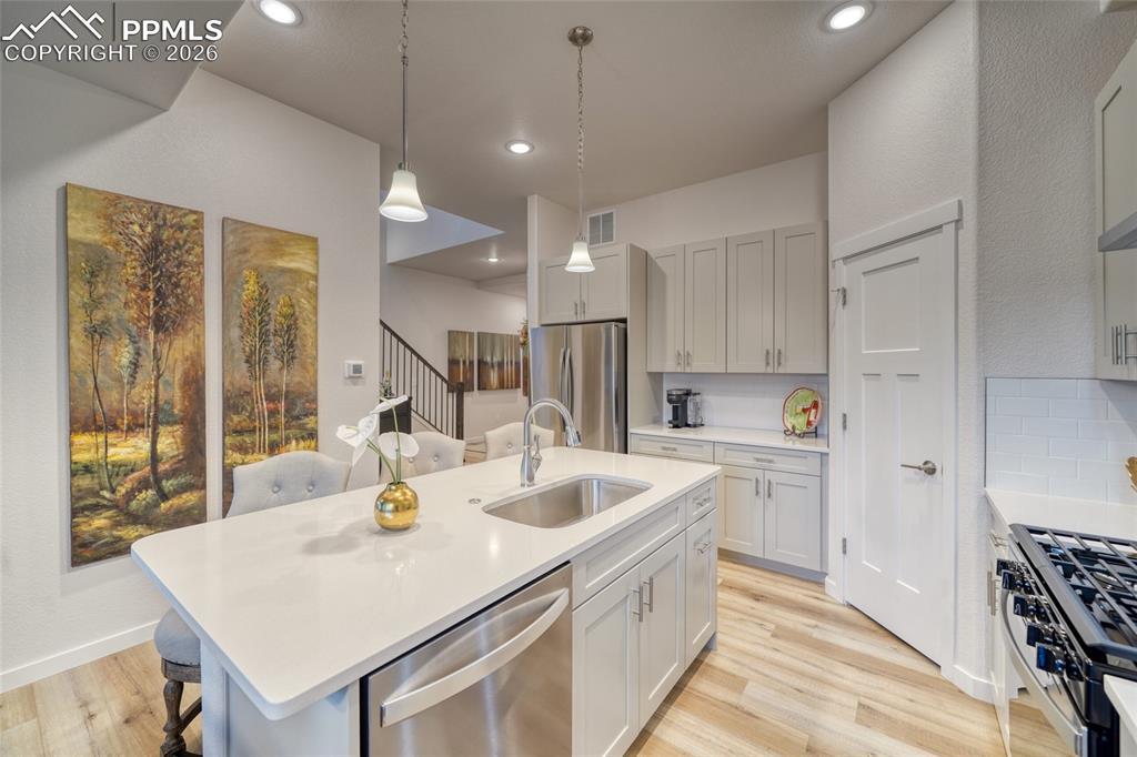 Image 17 of 49: Kitchen