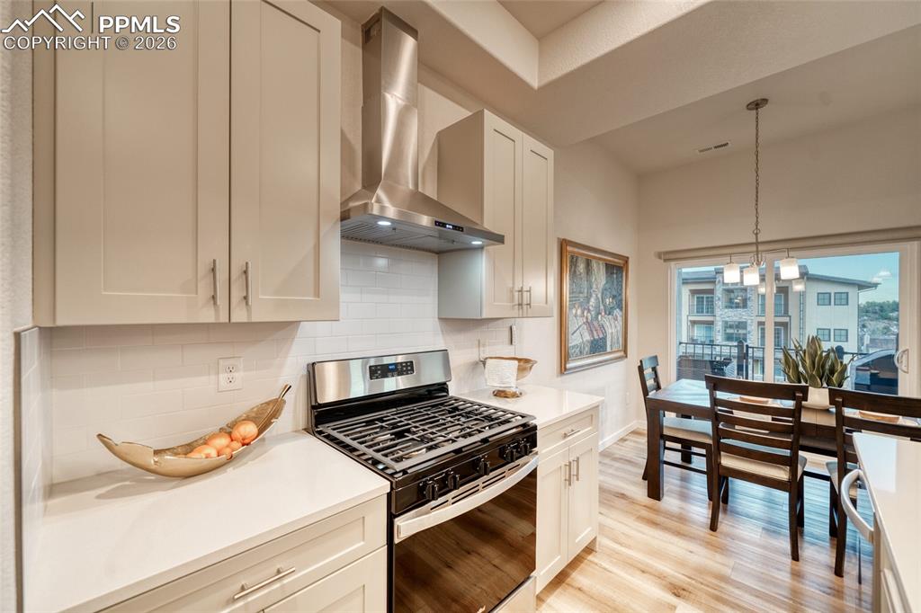 Image 19 of 49: Kitchen