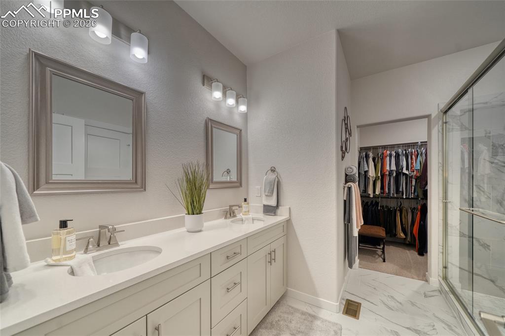 Image 32 of 49: Bathroom