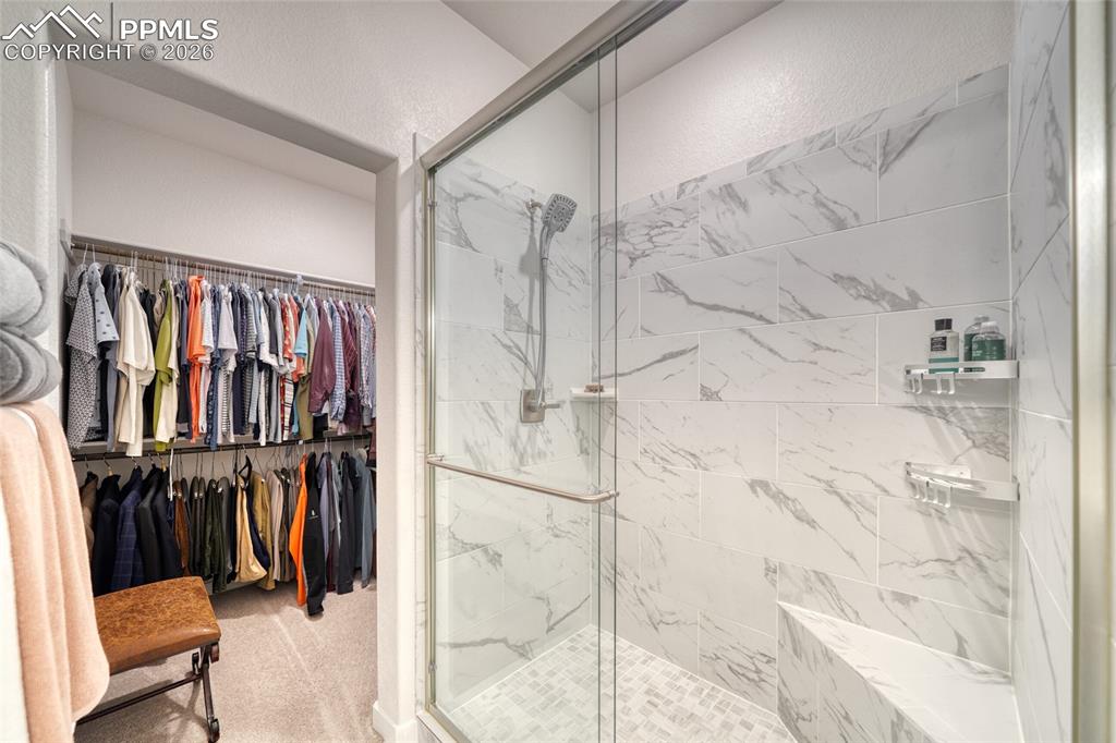 Image 33 of 49: Bathroom