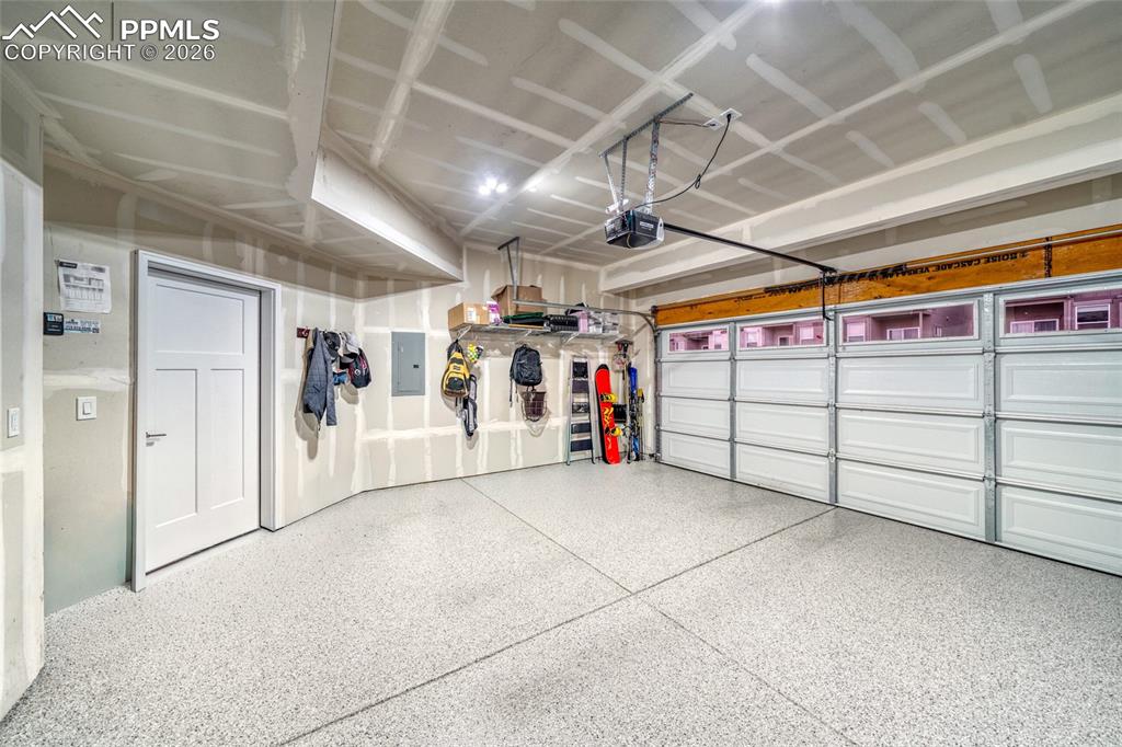 Image 43 of 49: Garage