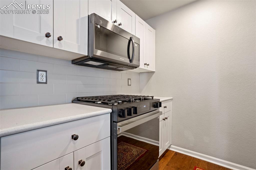 Image 10 of 30: Kitchen