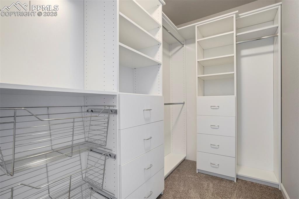 Image 18 of 30: Closet