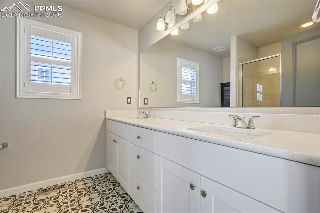 Image 19 of 30: Bathroom