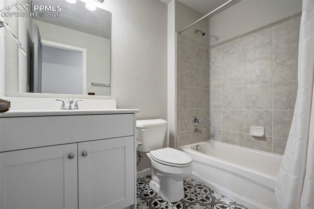 Image 27 of 30: Bathroom