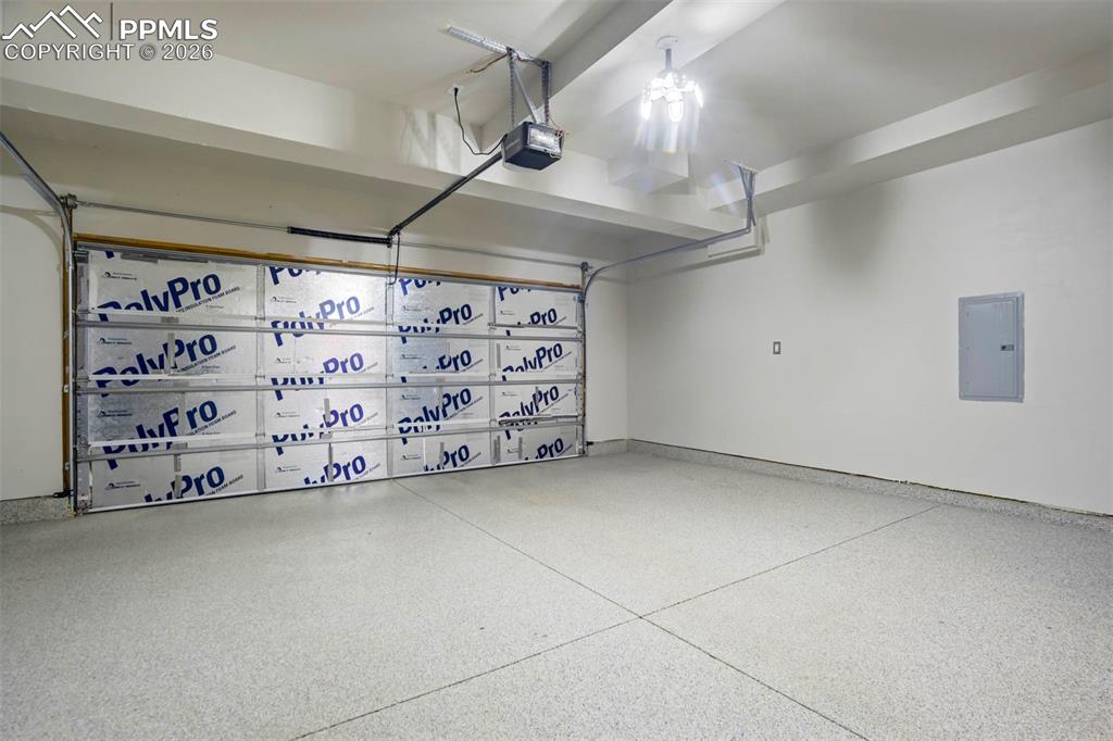 Image 28 of 30: Garage