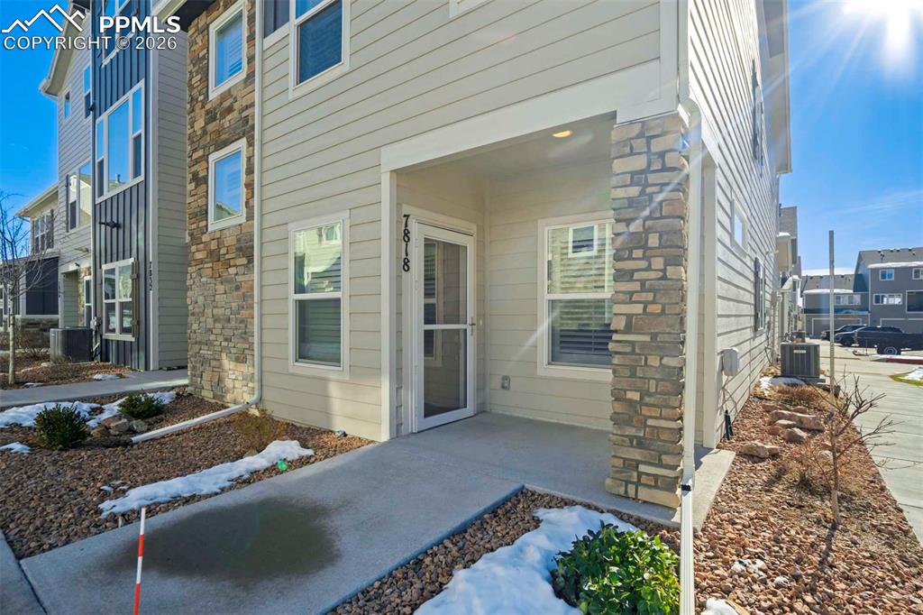 Image 4 of 30: Entry