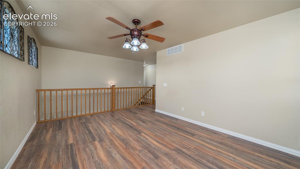 Image 18 of 47: Loft / office, luxury vinyl