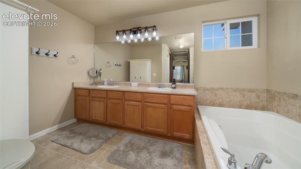 Image 24 of 47: 5-Piece master bath