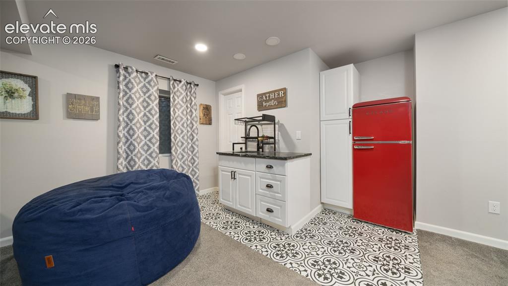 Image 32 of 47: Wet bar