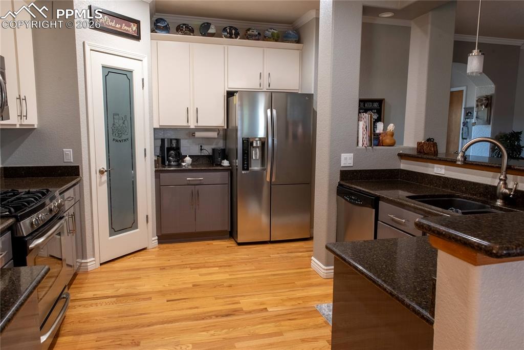 Image 3 of 25: Kitchen