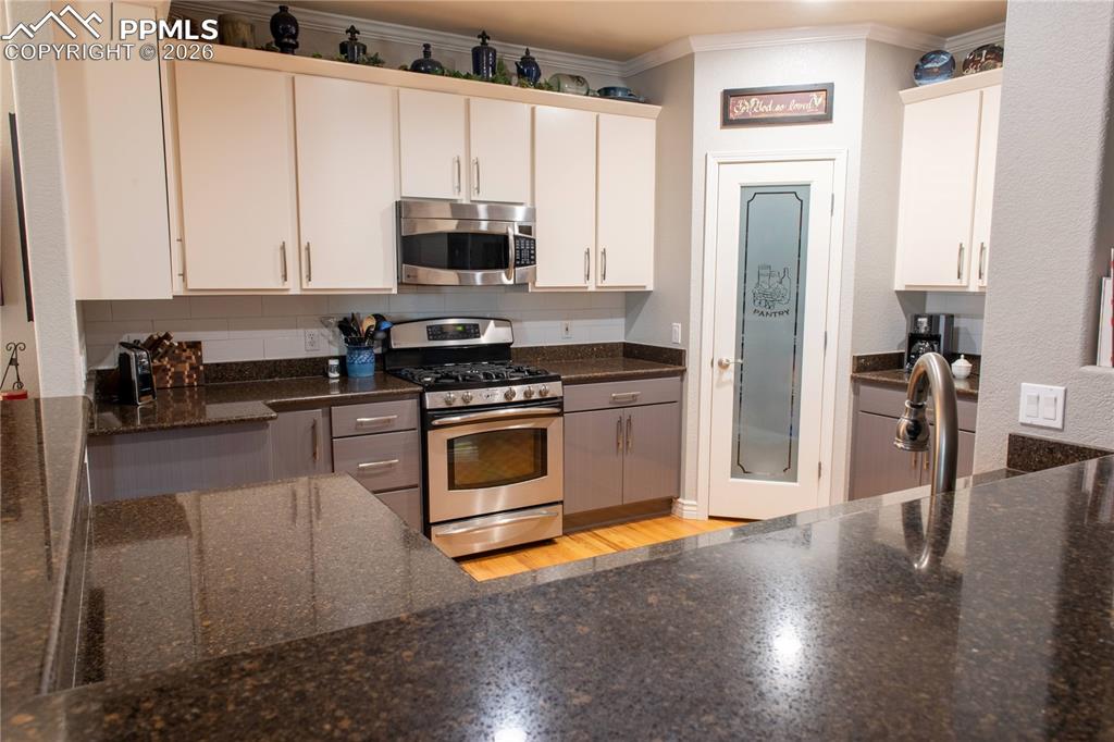 Image 5 of 25: Kitchen