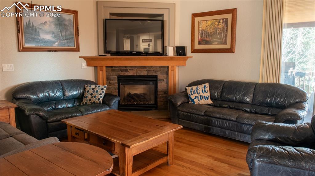 Image 7 of 25: Living Room