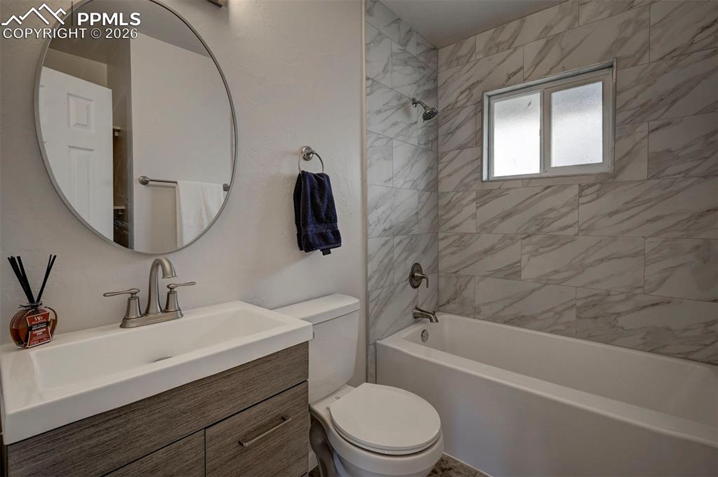 Image 16 of 27: Bathroom