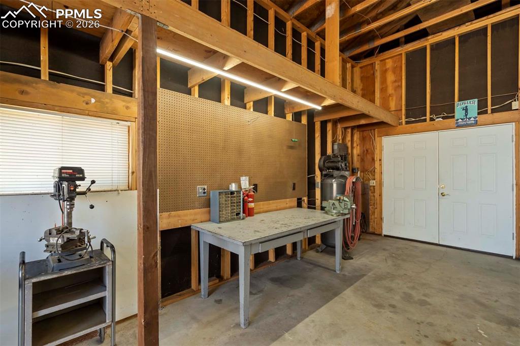 Image 12 of 33: Garage