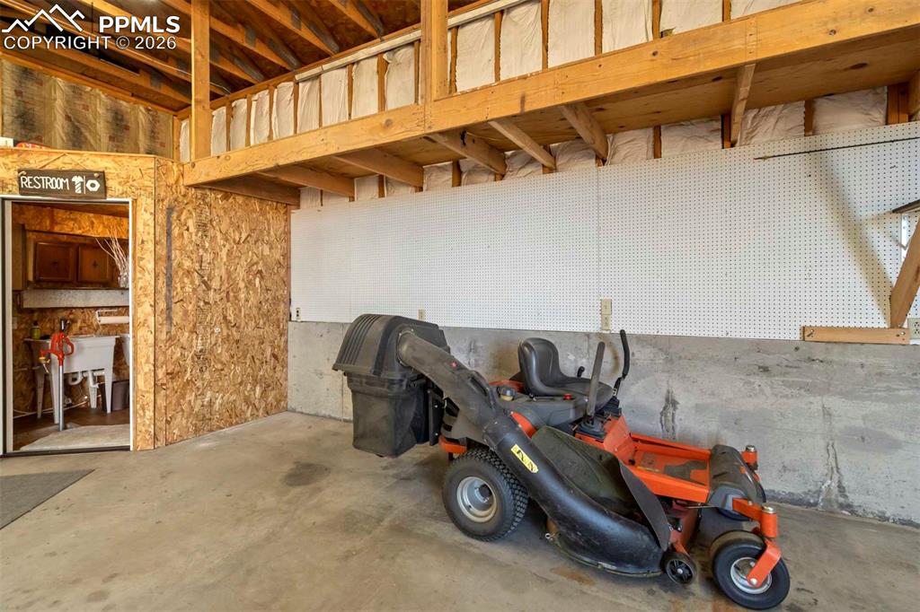 Image 13 of 33: Garage