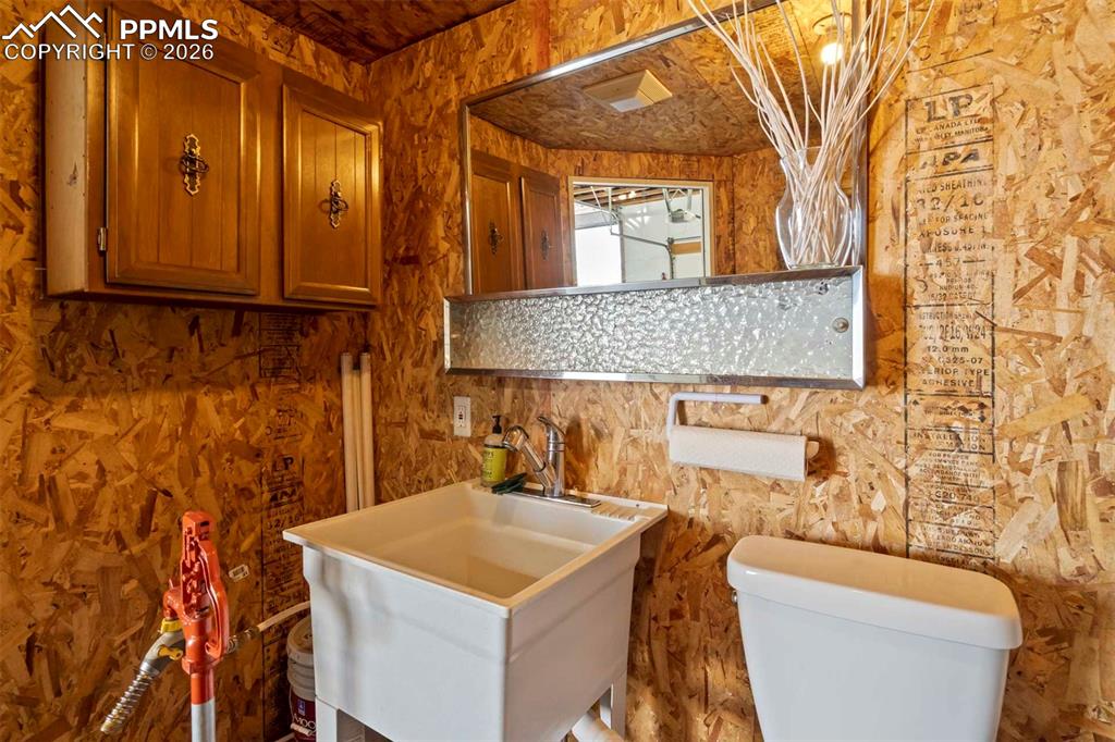 Image 17 of 33: Bathroom