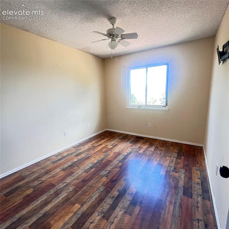 Image 15 of 29: Bedroom