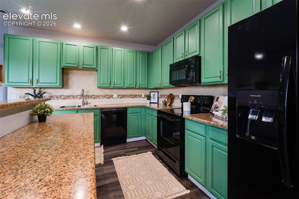 Image 8 of 35: Dining Area