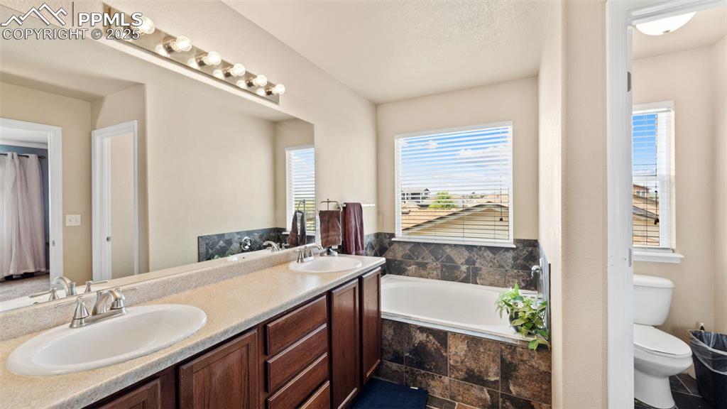 Image 18 of 34: Bathroom