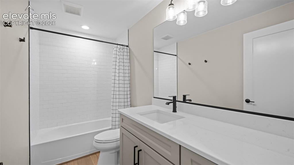 Image 33 of 48: Bathroom
