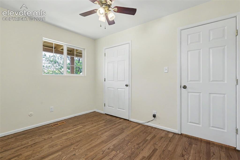 Image 17 of 27: Bedroom
