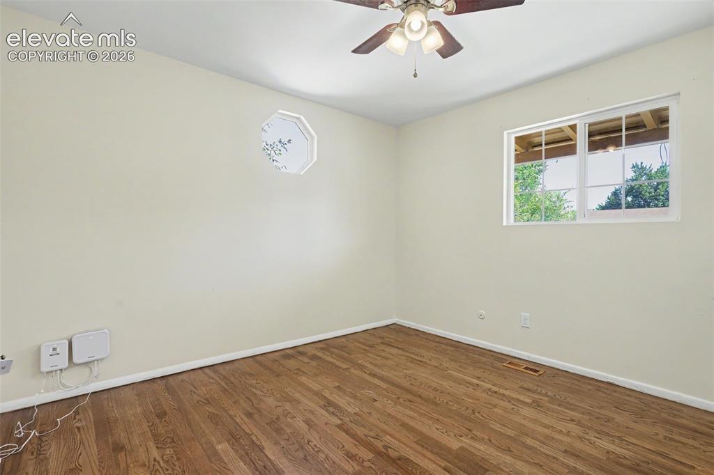 Image 18 of 27: Bedroom