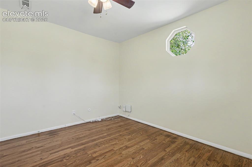 Image 19 of 27: Bedroom