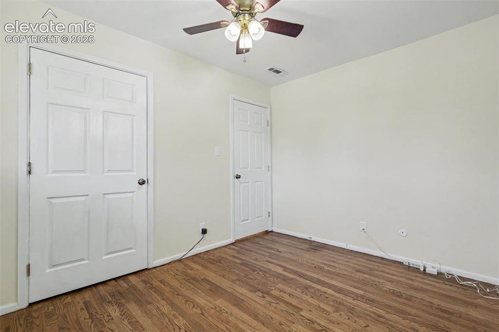 Image 20 of 27: Bedroom