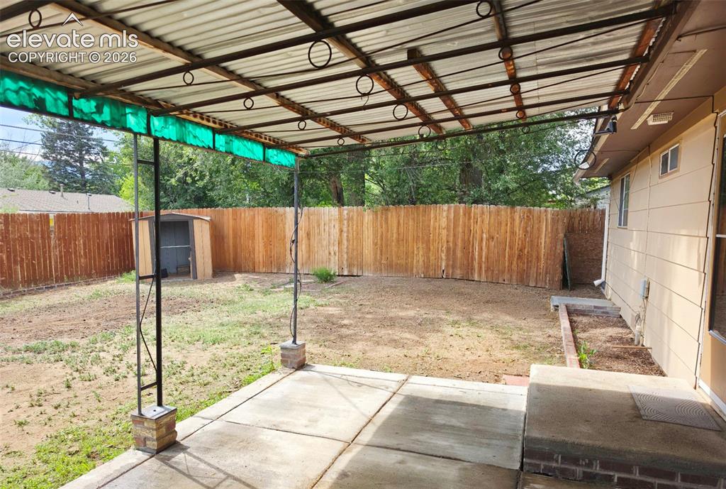 Image 25 of 27: Yard