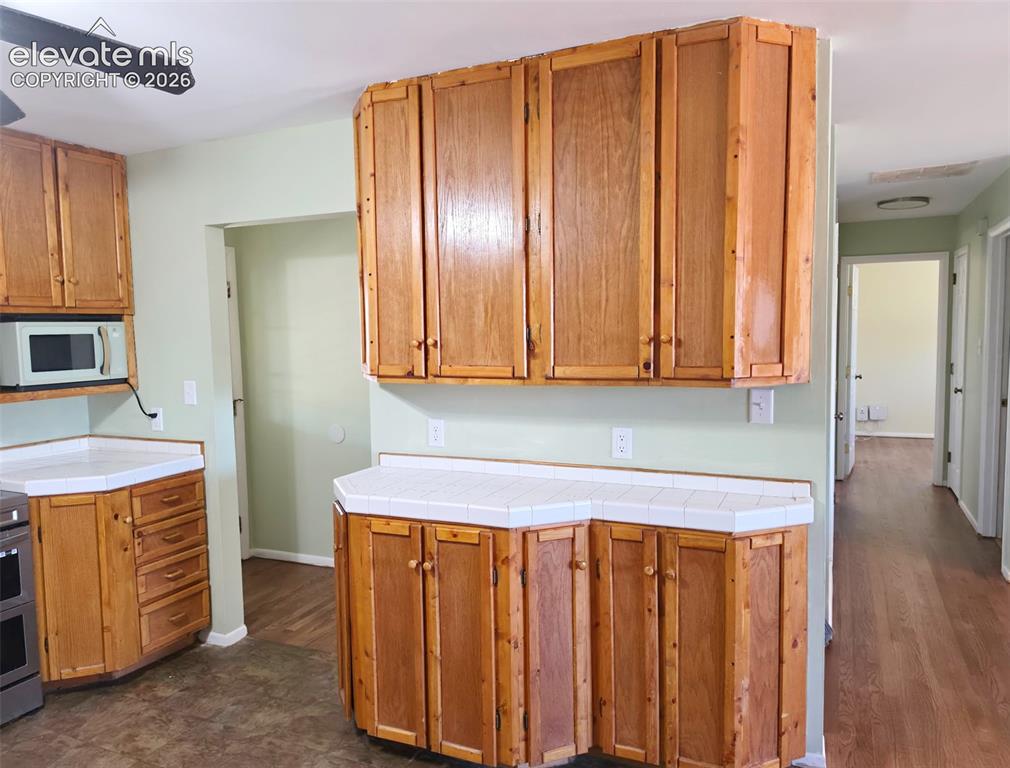 Image 6 of 27: Kitchen