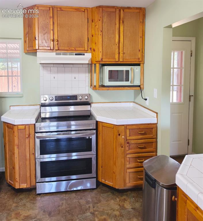 Image 7 of 27: Kitchen