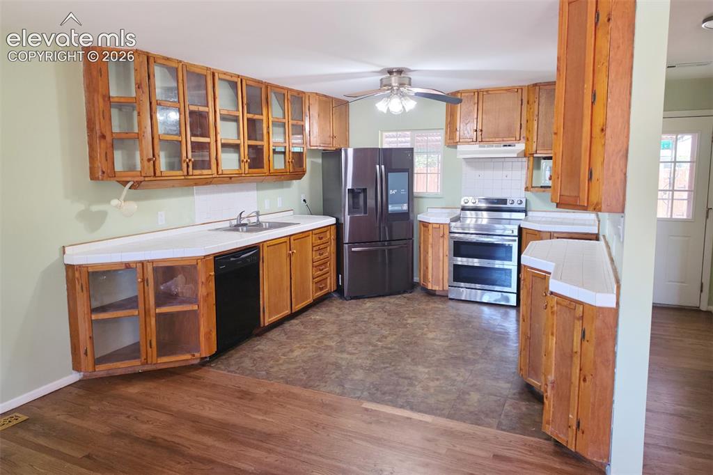 Image 8 of 27: Kitchen