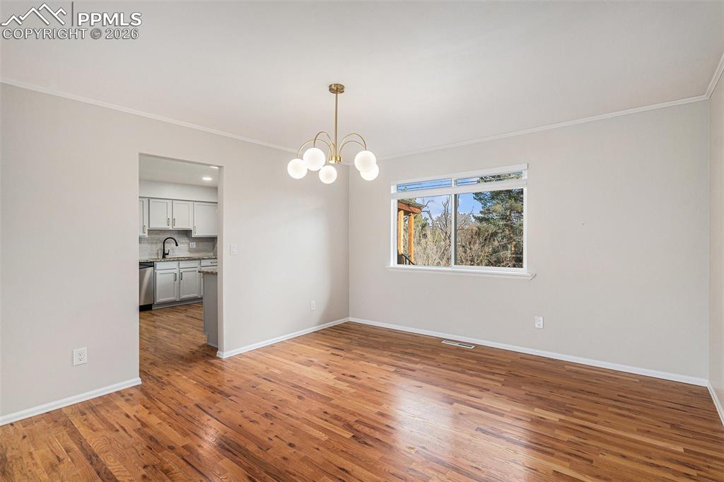 Image 7 of 23: Dining Area