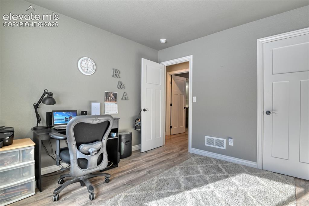 Image 14 of 21: Office