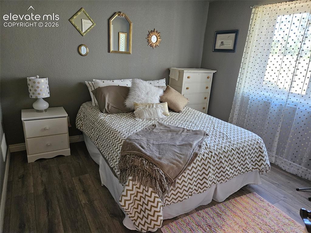 Image 16 of 21: Bedroom